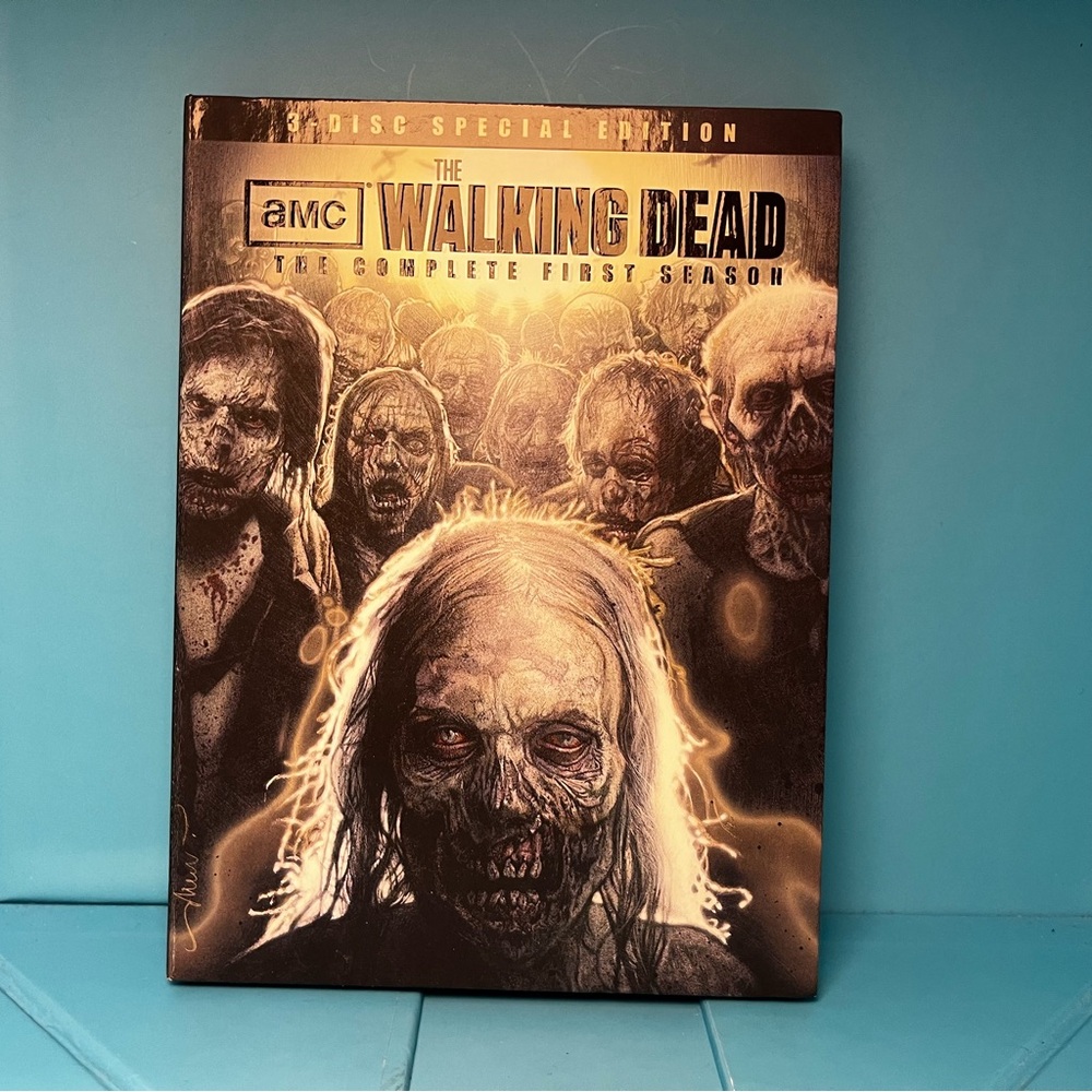 AMC’s The Walking Dead - The Complete First Season - 3-disc Special Edition DVD